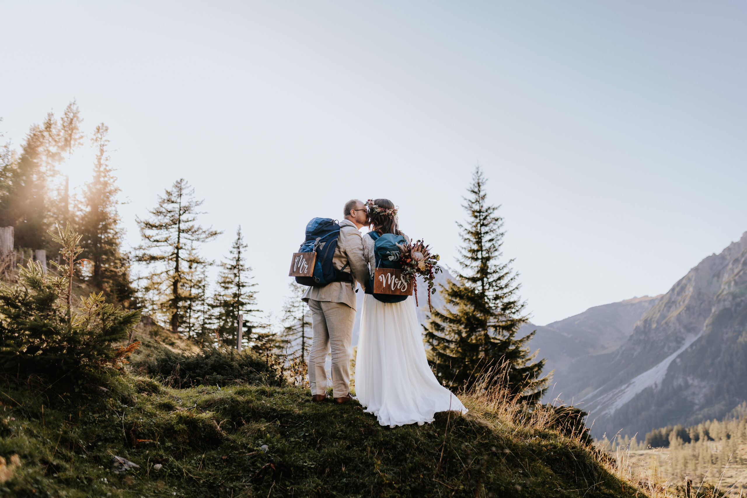 Hochzeitspaar in den Bergen
