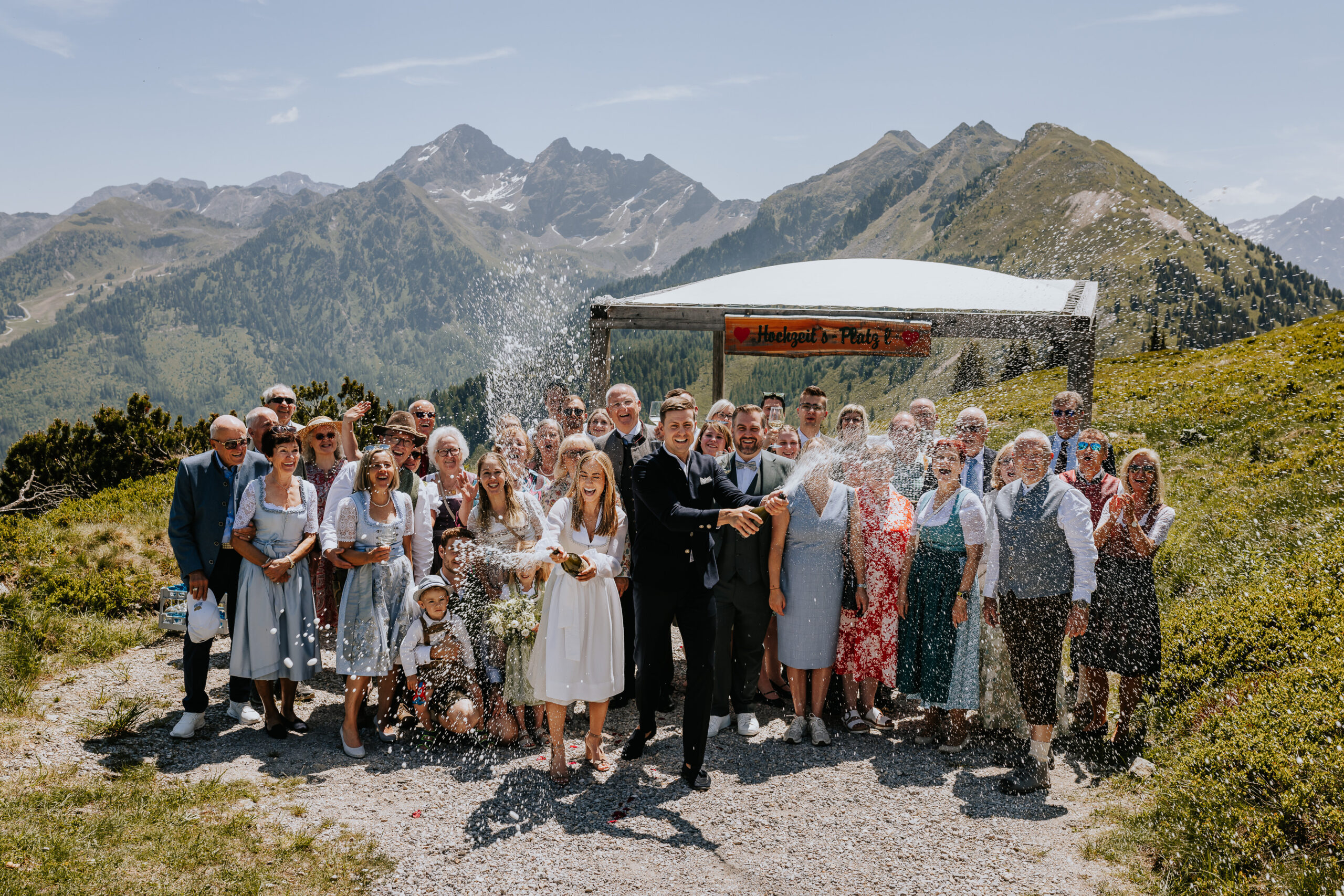 Feiernde Hochzeitsgesellschaft