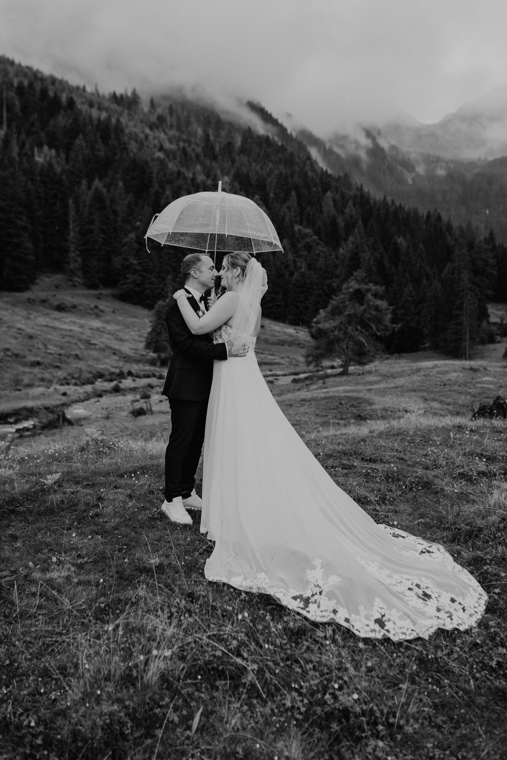 Brautpaar im Regen mit Regenschirm
