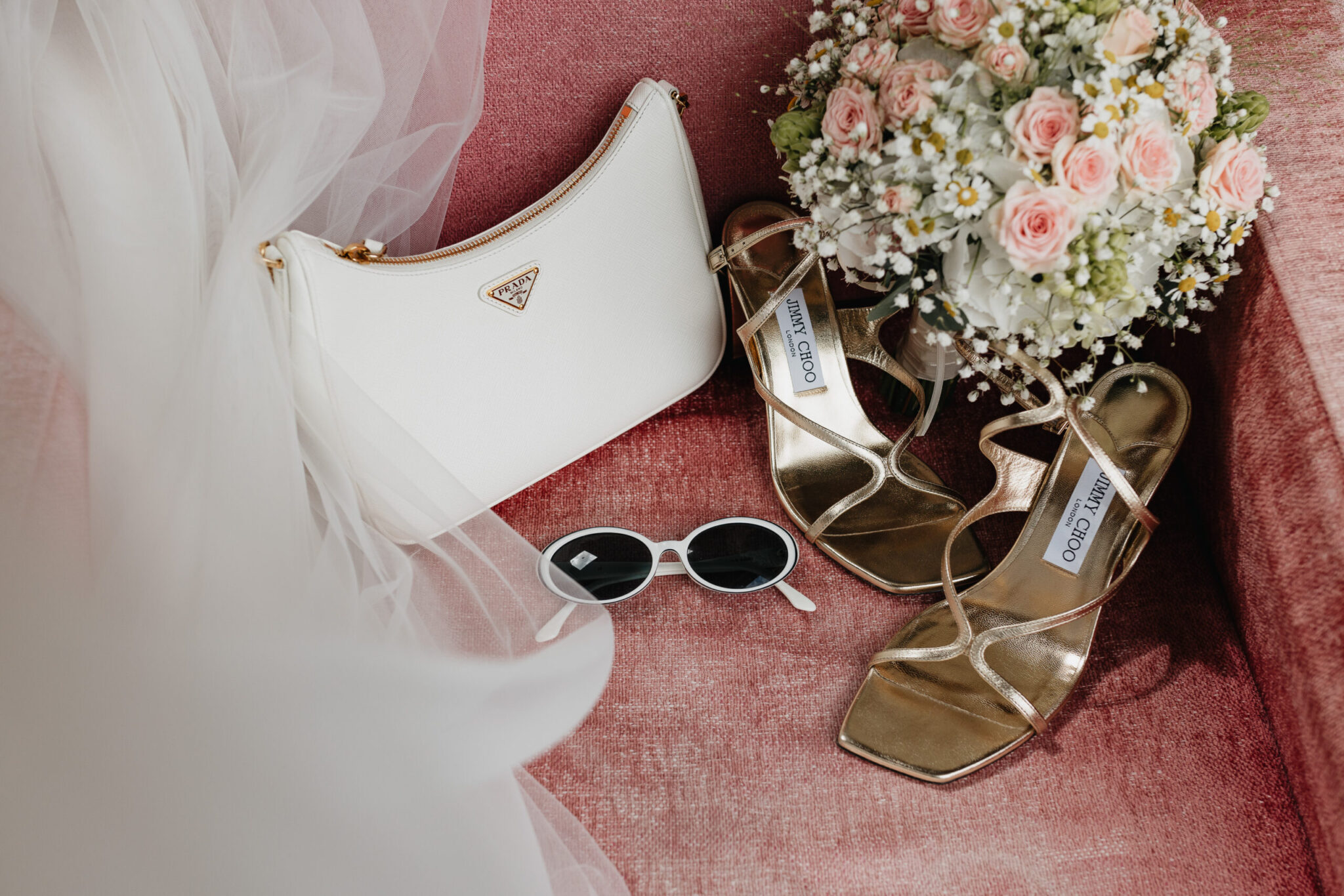 Sonnenbrille, Brautstrauß, Handtasche, Schuhe