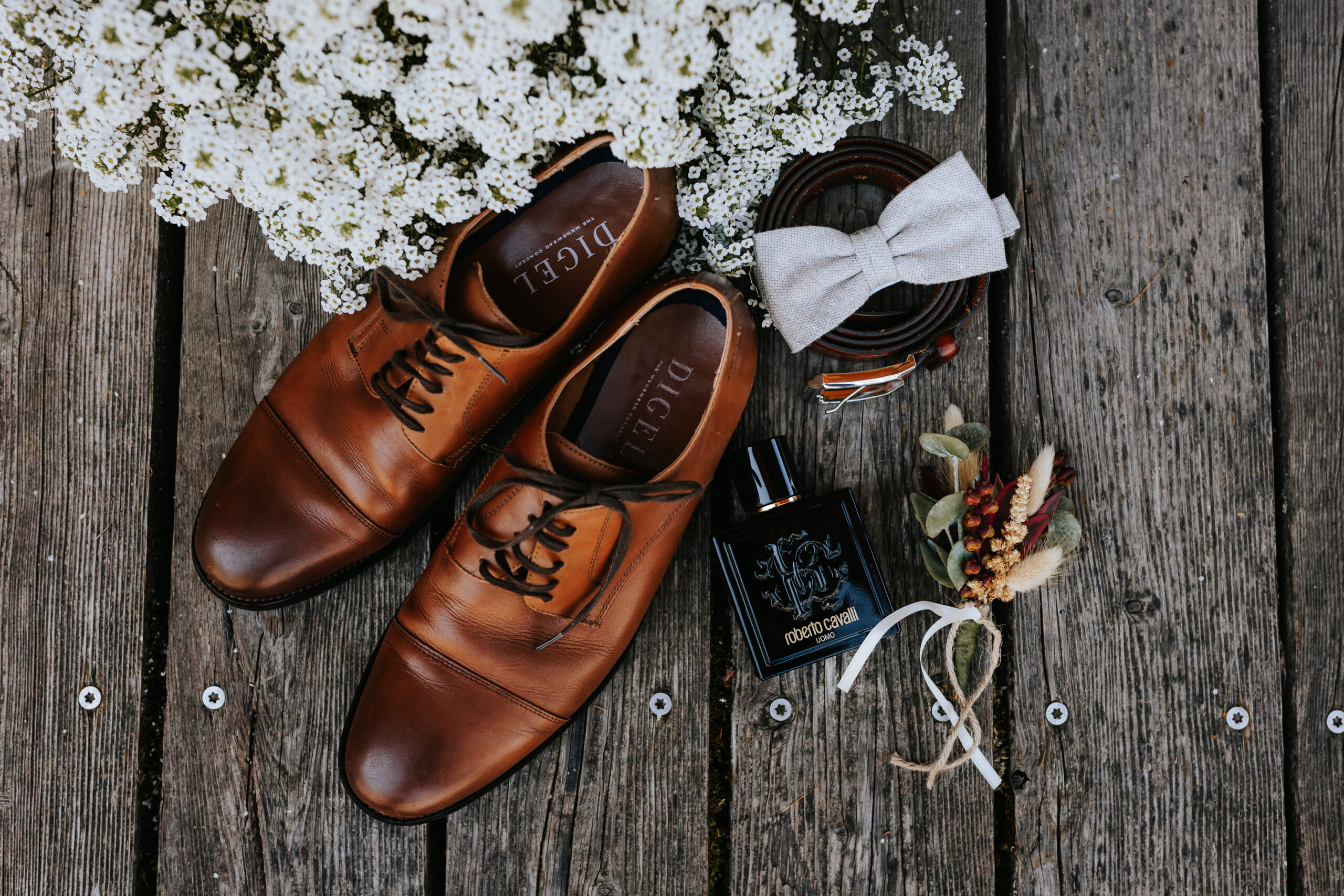 Schuhe, Fliege vom Bräutigam, Blumen Duft und Anstecken am Boden